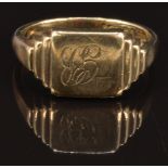 A 9ct gold signet ring with stepped shoulders, size T, 7.2g