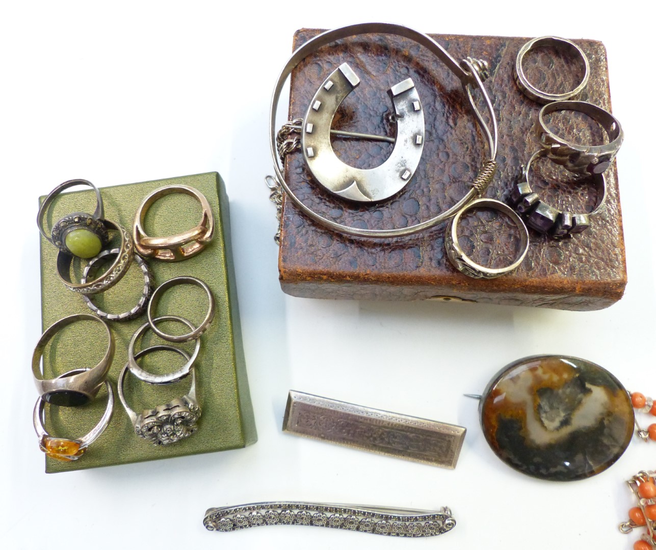 A collection of jewellery including silver Victorian horseshoe brooch, Birmingham 1890, silver - Image 2 of 4