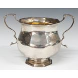 George V hallmarked silver two handled octagonal bowl, London 1913, maker's mark indistinct, width