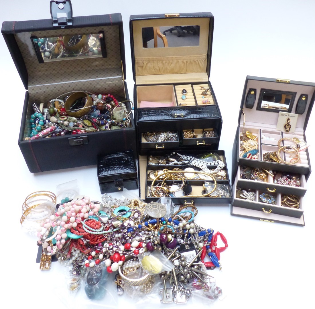 A collection of costume jewellery including brooches, necklaces, bracelets, etc