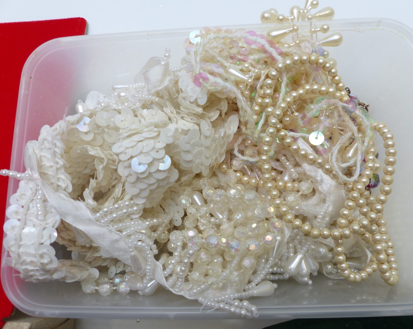 A collection of jewellery including beads, silver brooch, diamanté necklace, etc - Image 4 of 4