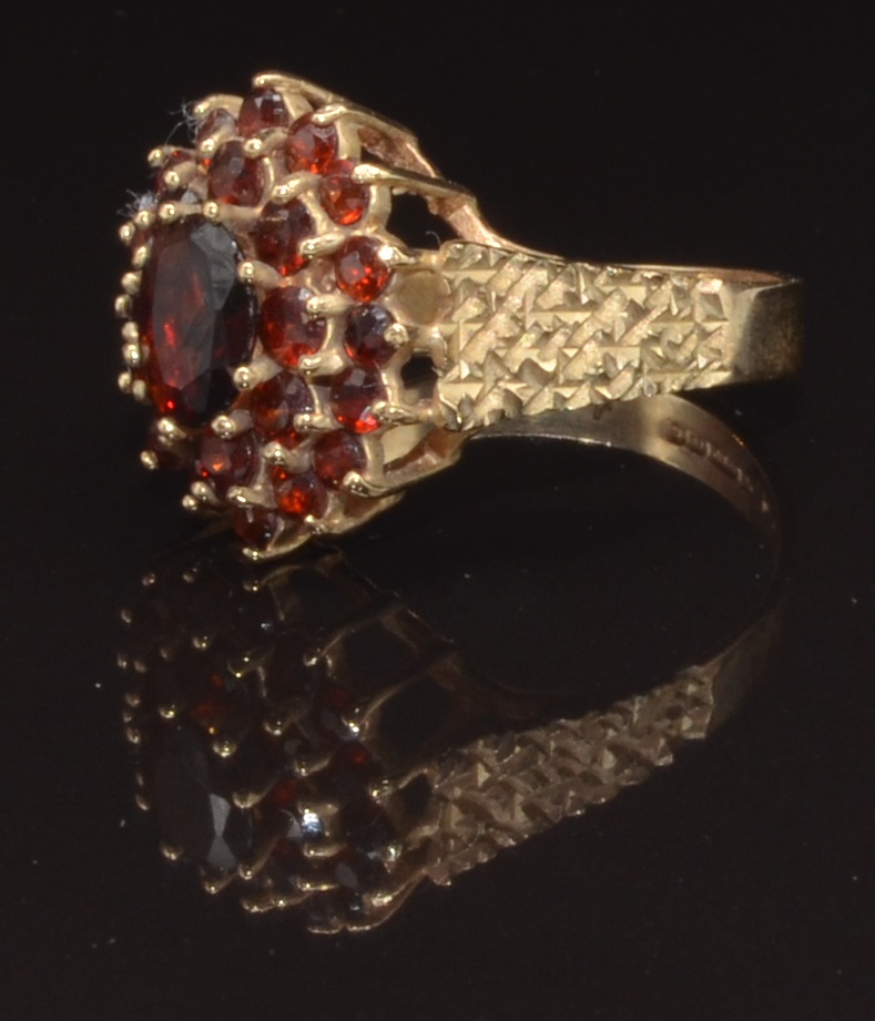 A 9ct gold ring set with a cluster of garnets, size O, 4.1g - Image 2 of 2