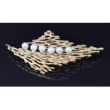 A 14k gold brooch in a retro design set with pearls, 6 x 3cm, 9.7g