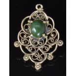 A 14k gold filigree pendant set with a nephrite jade cabochon, 5.8g