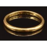 A 22ct gold wedding ring / band, size O, 2.6g