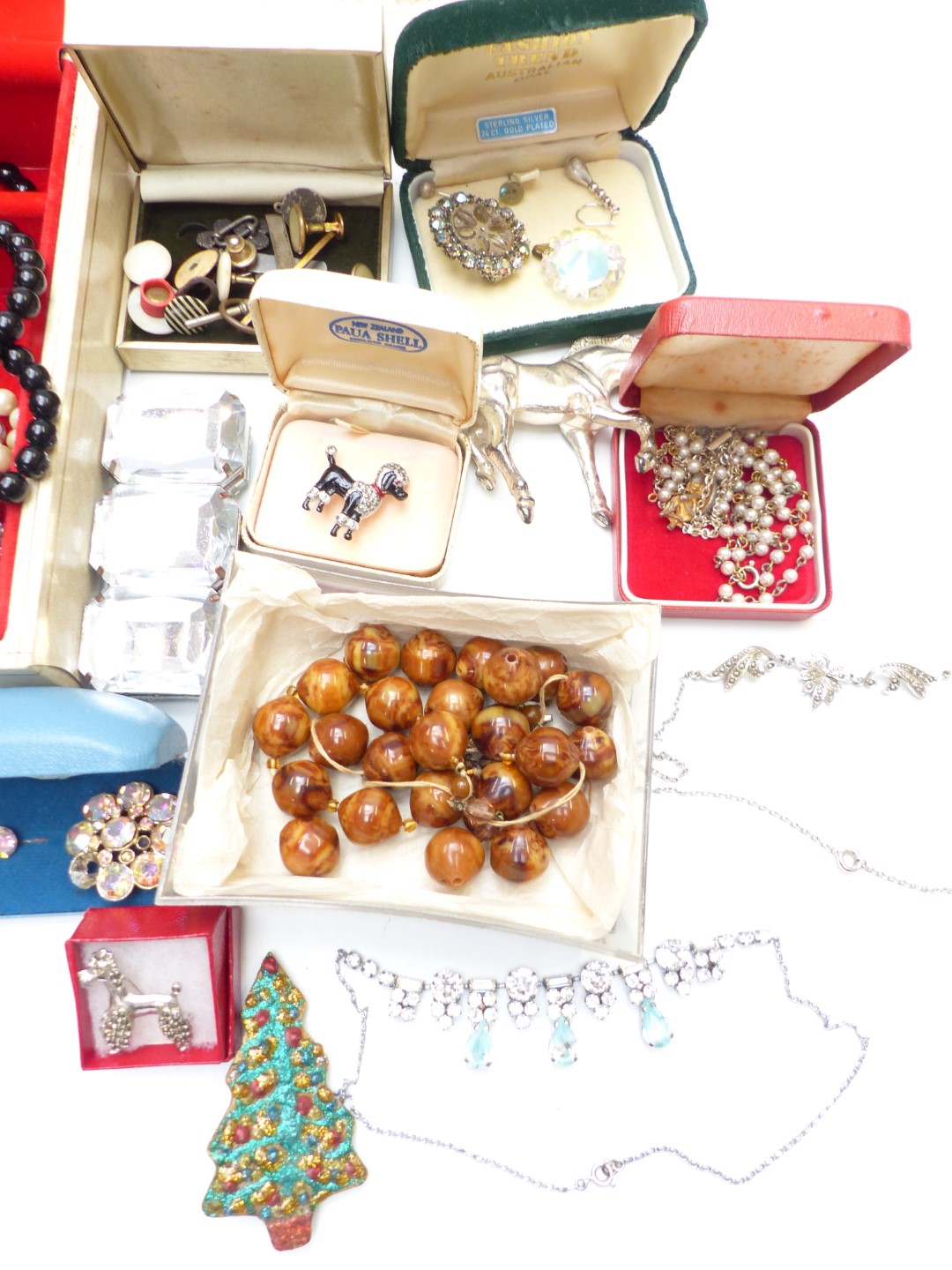 A collection of jewellery including beads, silver brooch, diamanté necklace, etc - Image 3 of 4