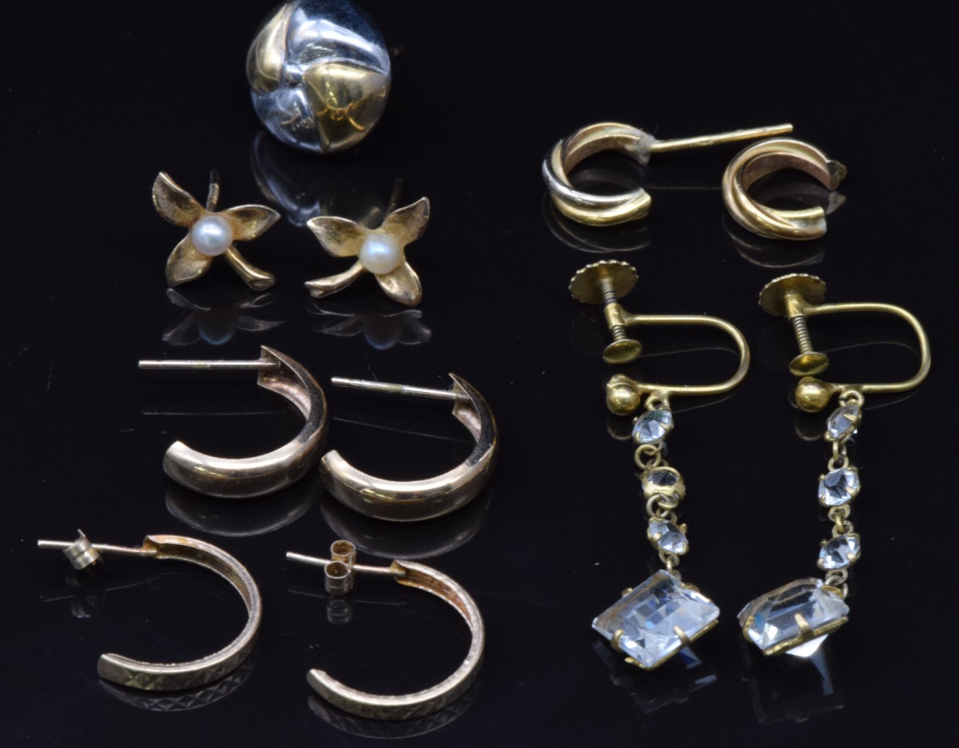 A group of 9ct gold earrings, 5.3g