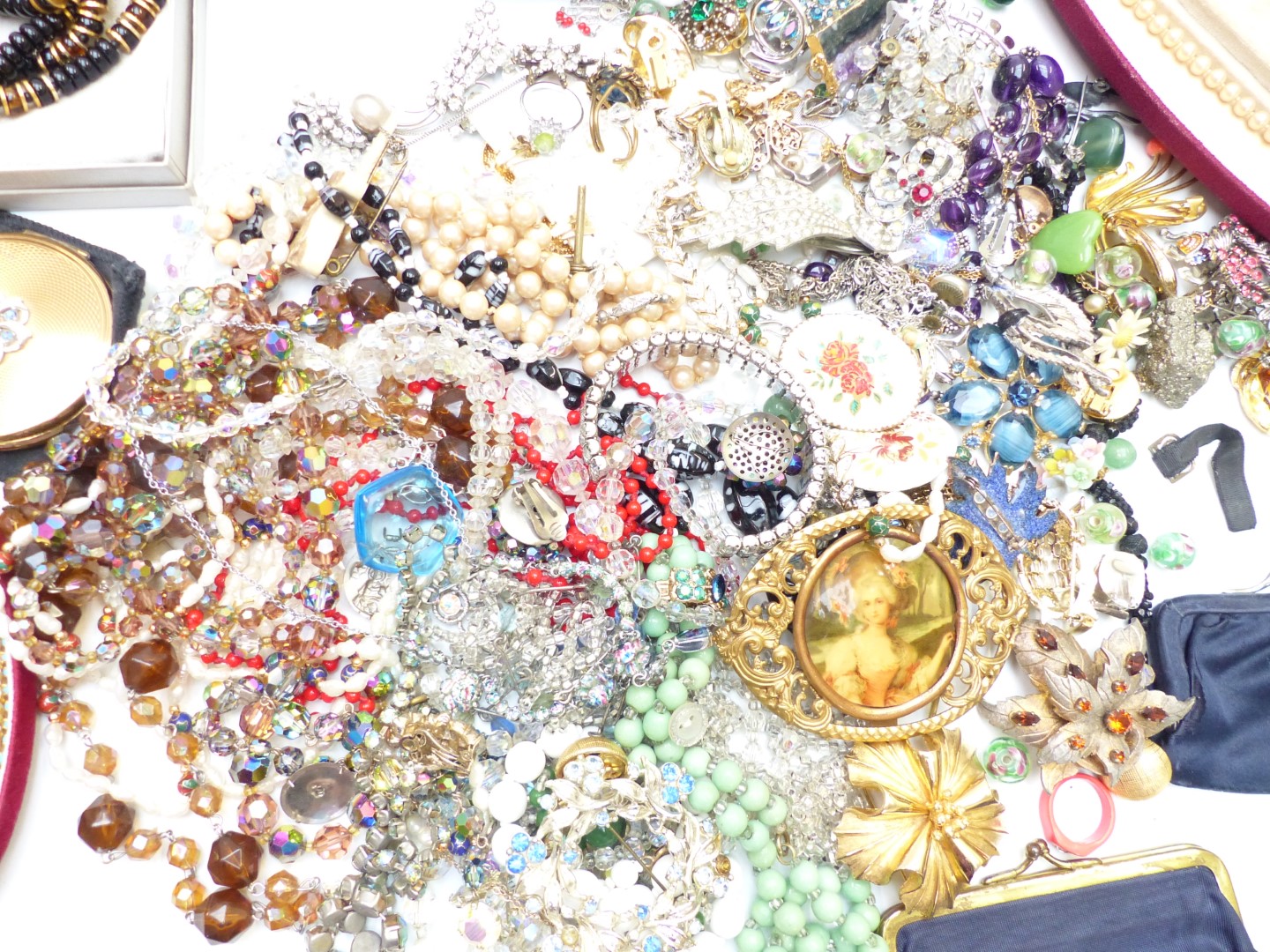 A collection of jewellery including beaded, amethyst  and pearl necklaces, vintage brooches, - Image 2 of 4