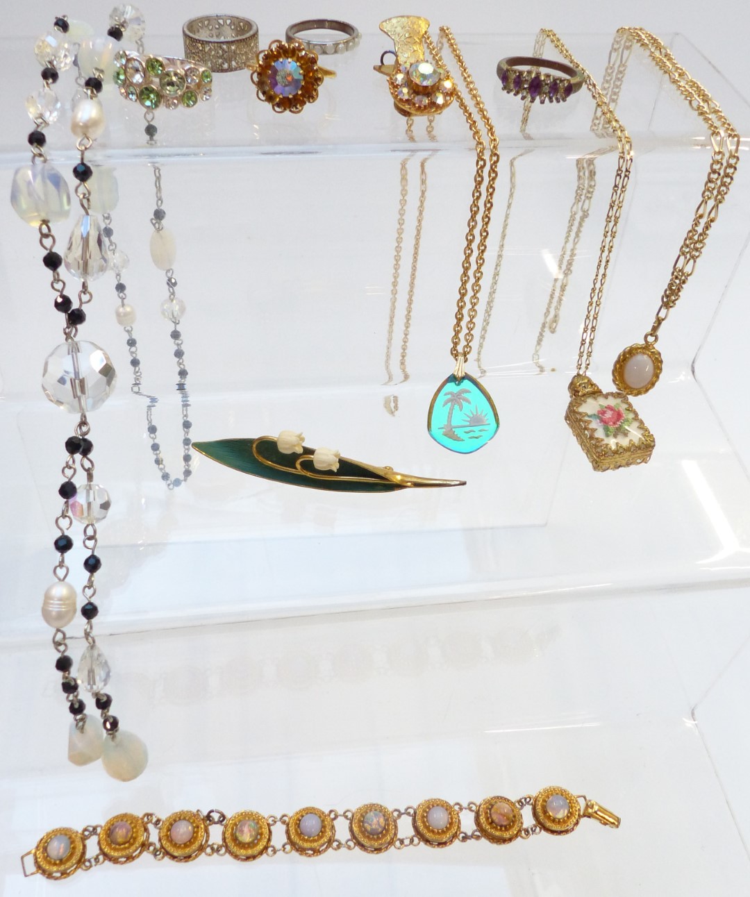 A collection of costume jewellery including gold plated pocket watch, earrings, beads, vintage - Image 6 of 6