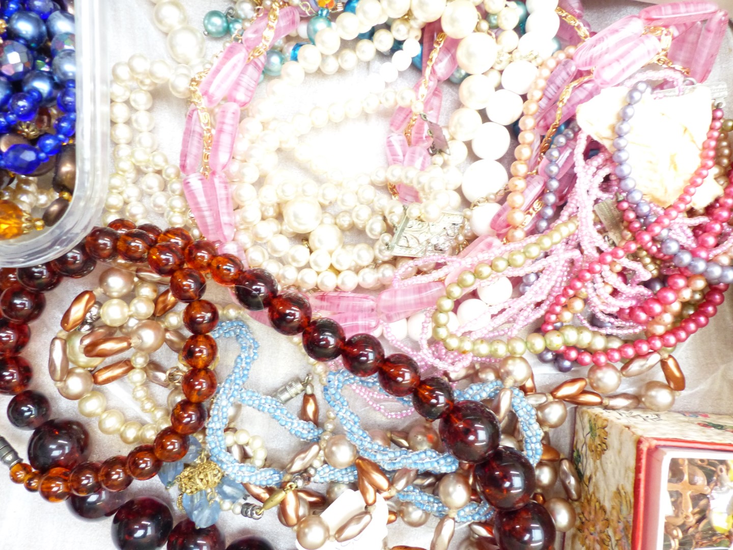 A collection of costume jewellery including vintage beads, necklace, etc - Image 4 of 6