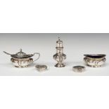 Edward VII hallmarked silver three piece cruet set with blue glass liners and matching spoon, London