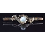 A 9ct gold brooch set with a pearl, 4.5cm, 4.2g