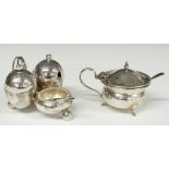 Edward VII hallmarked silver triple cruet with clear glass liners and lift out pepper, London