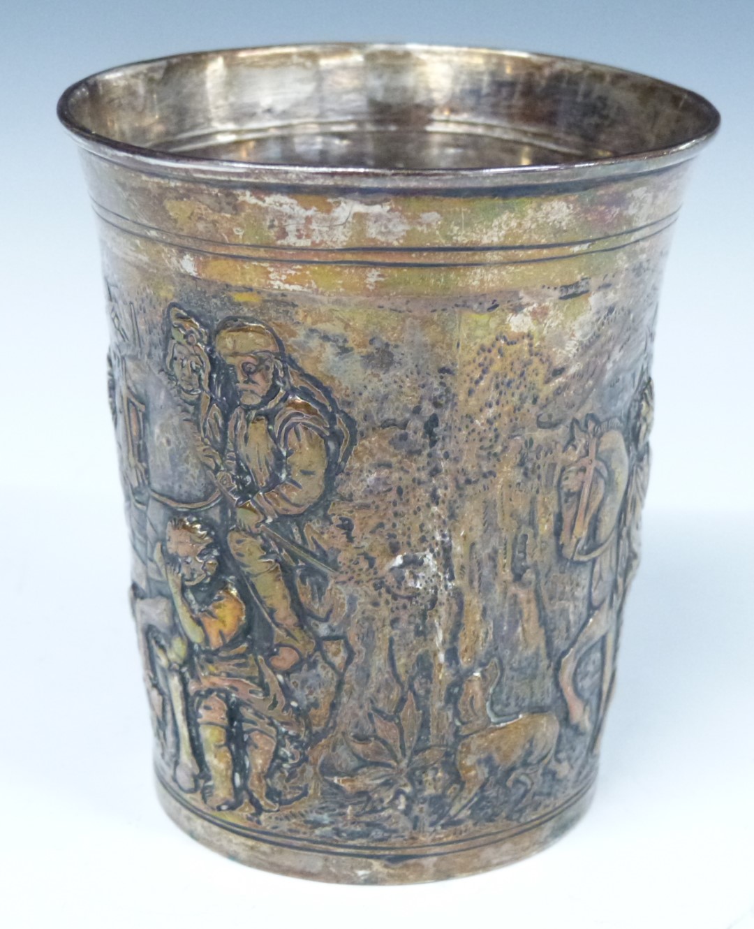 Continental white metal beaker with embossed scene of Christ carrying the cross, height 8.5cm, - Image 2 of 3