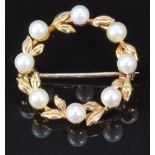 A 9ct gold brooch set with pearls, 2.8cm, 3.7g