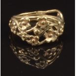 A 9ct gold ring in a floral design, size I, 2.1g
