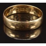 An 18ct gold wedding band/ ring, Birmingham 1917, size U, 4g