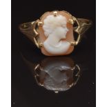 A 9ct gold ring set with a cameo, 2g, size T