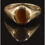 A 9ct gold signet ring set with tiger's eye, size S, 2.7g