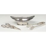 Victorian hallmarked silver pedestal bon bon dish with pierced and engraved decoration, London 1900,
