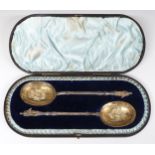 Victorian Walker & Hall cased pair of hallmarked silver gilt apostle spoons, London 1895, length