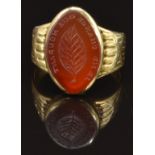 Victorian yellow metal signet ring set with carnelian agate engraved 'Je ne change que mourant'  and