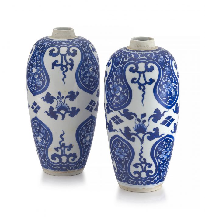 A pair of Chinese blue and white vases, Qing Dynasty, 19th century