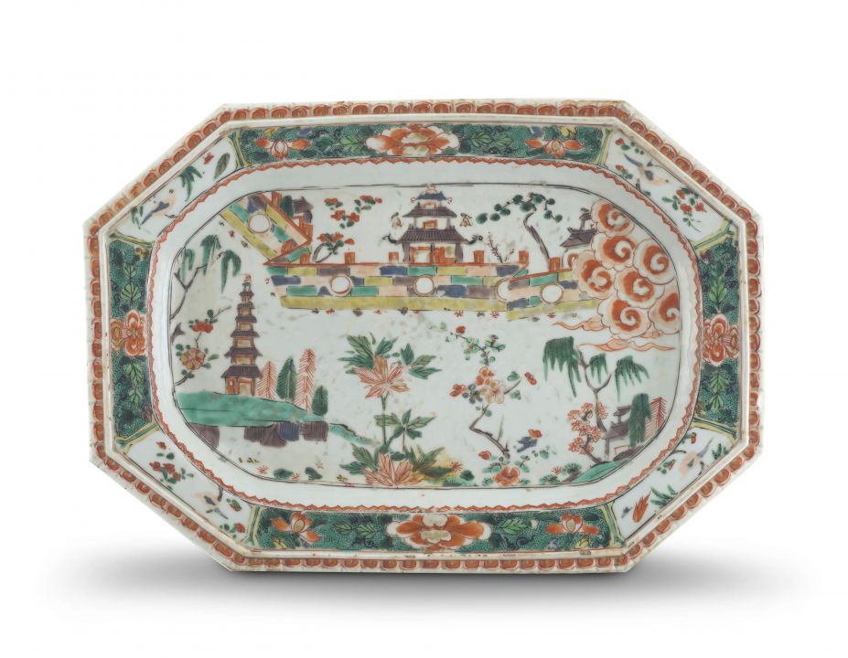 A Chinese famille-verte platter, Qianlong period, 1735-1796