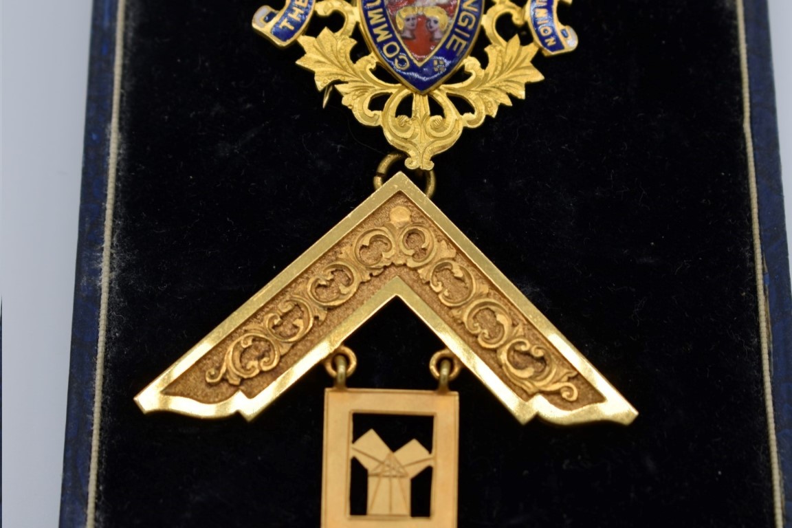 A cased gold and coloured enamel Masonic medal, 'The Reading Lodge of Union No. 414', hallmarked - Image 3 of 7