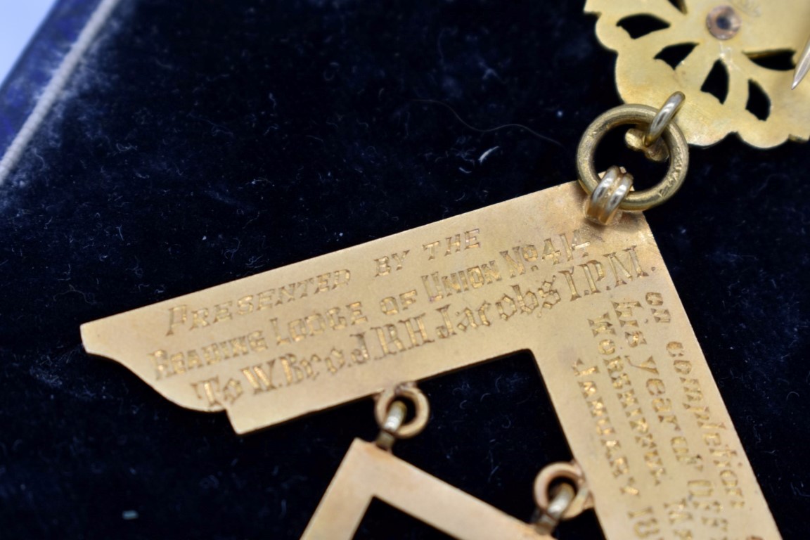 A cased gold and coloured enamel Masonic medal, 'The Reading Lodge of Union No. 414', hallmarked - Image 6 of 7