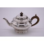 A silver teapot, by Edward Barnard & Sons Ltd, Birmingham 1921, 660g all in.