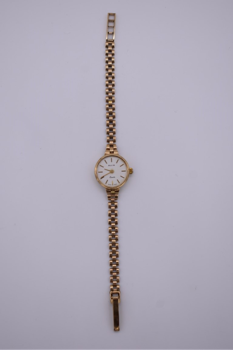 An Avia 9ct gold ladies quartz wristwatch, total weight 13.5g.