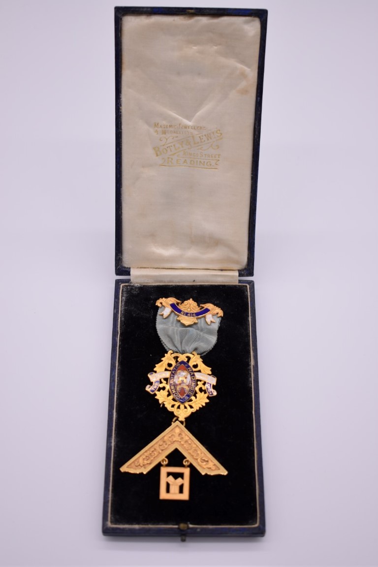 A cased gold and coloured enamel Masonic medal, 'The Reading Lodge of Union No. 414', hallmarked