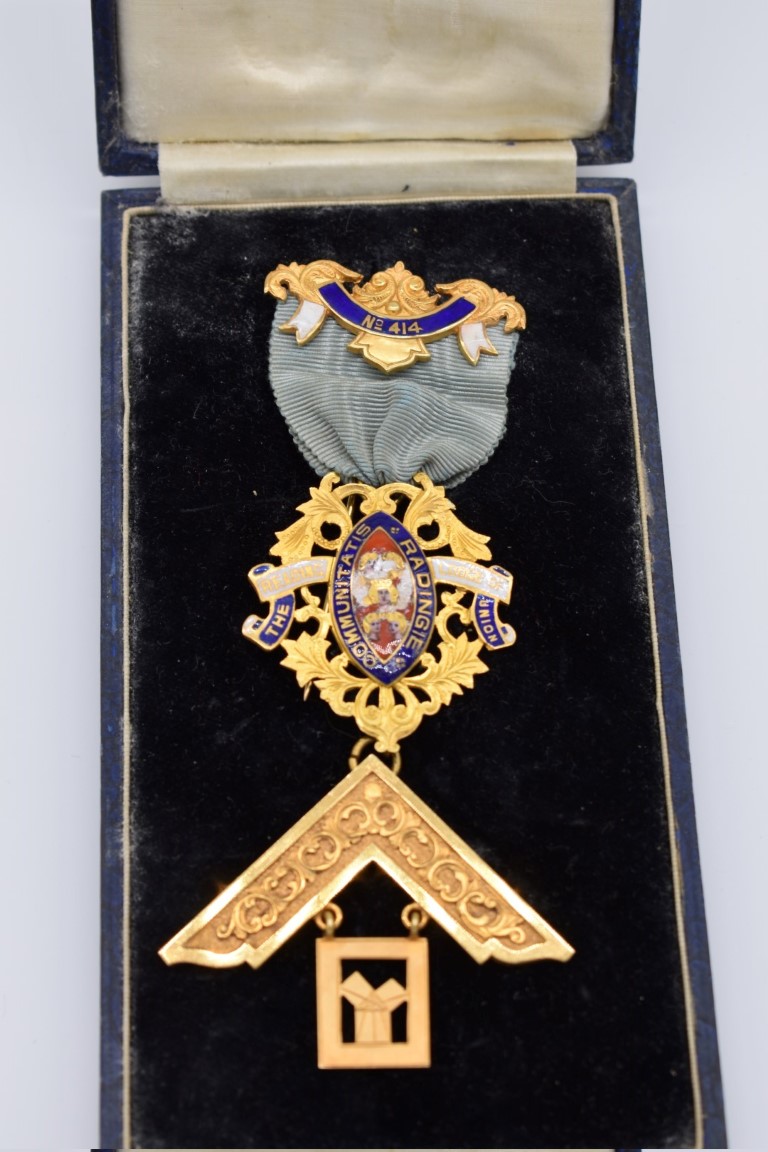 A cased gold and coloured enamel Masonic medal, 'The Reading Lodge of Union No. 414', hallmarked - Image 2 of 7