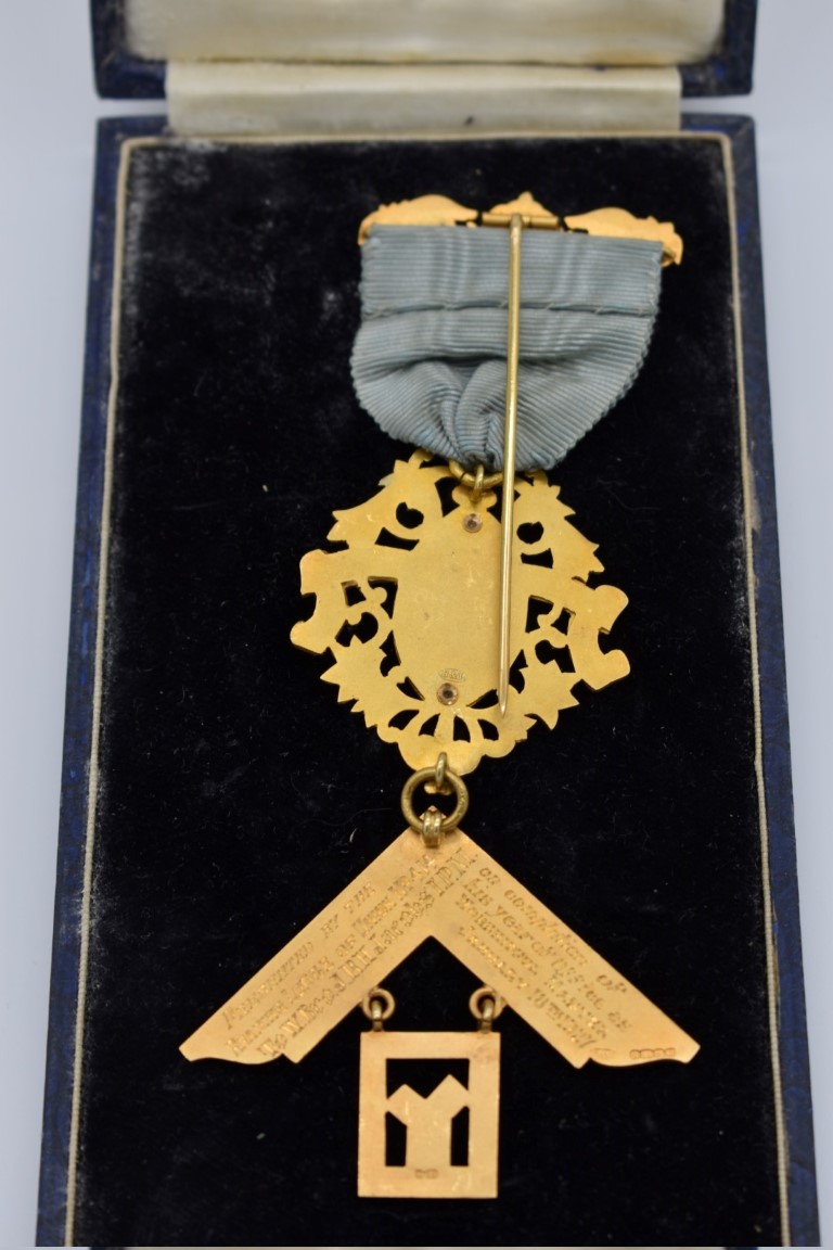 A cased gold and coloured enamel Masonic medal, 'The Reading Lodge of Union No. 414', hallmarked - Image 4 of 7