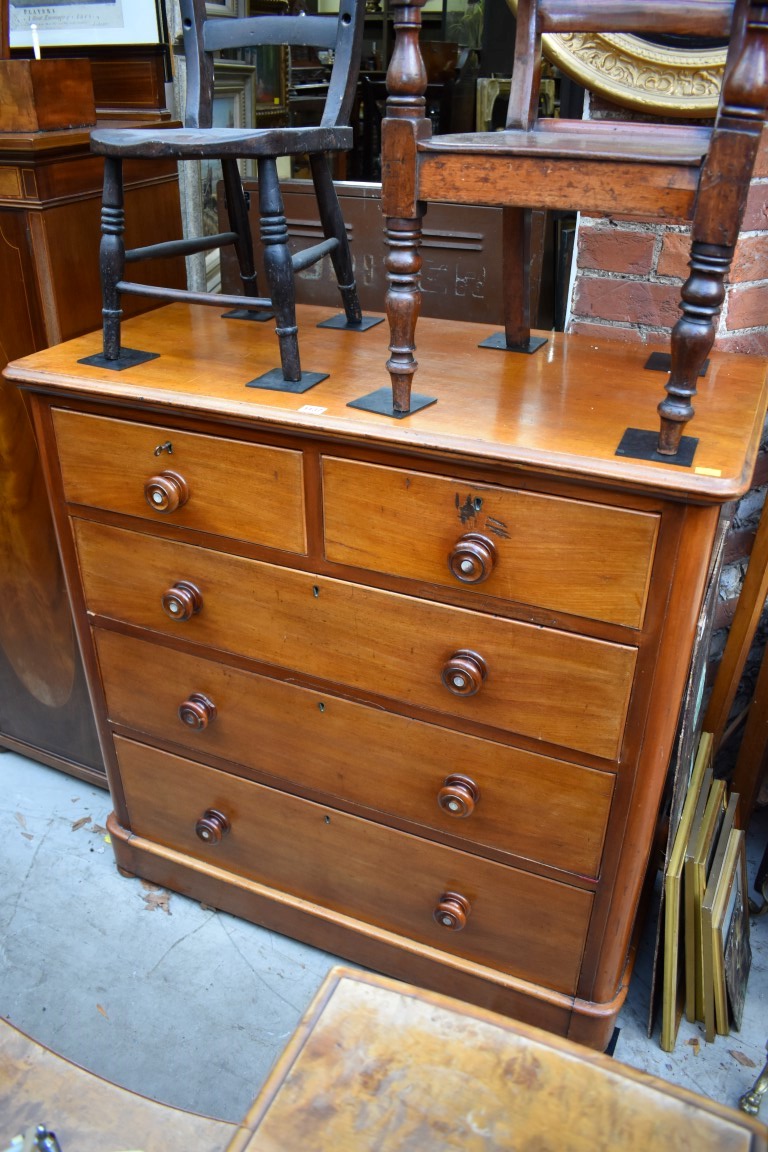 A Victorian mahogany chest of drawers, 104cm wide.