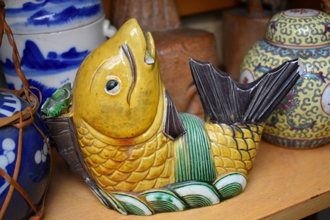 A mixed group of Chinese and Japanese items, to include a Sancai fish, 19.5cm wide, (chips). - Image 4 of 6