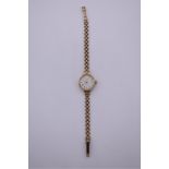 An Avia 9ct gold ladies quartz wristwatch, total weight 13.5g.