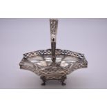 An Edwardian silver swing handled sweetmeat dish, by Goldsmiths & Silversmiths Ltd, London 1908,