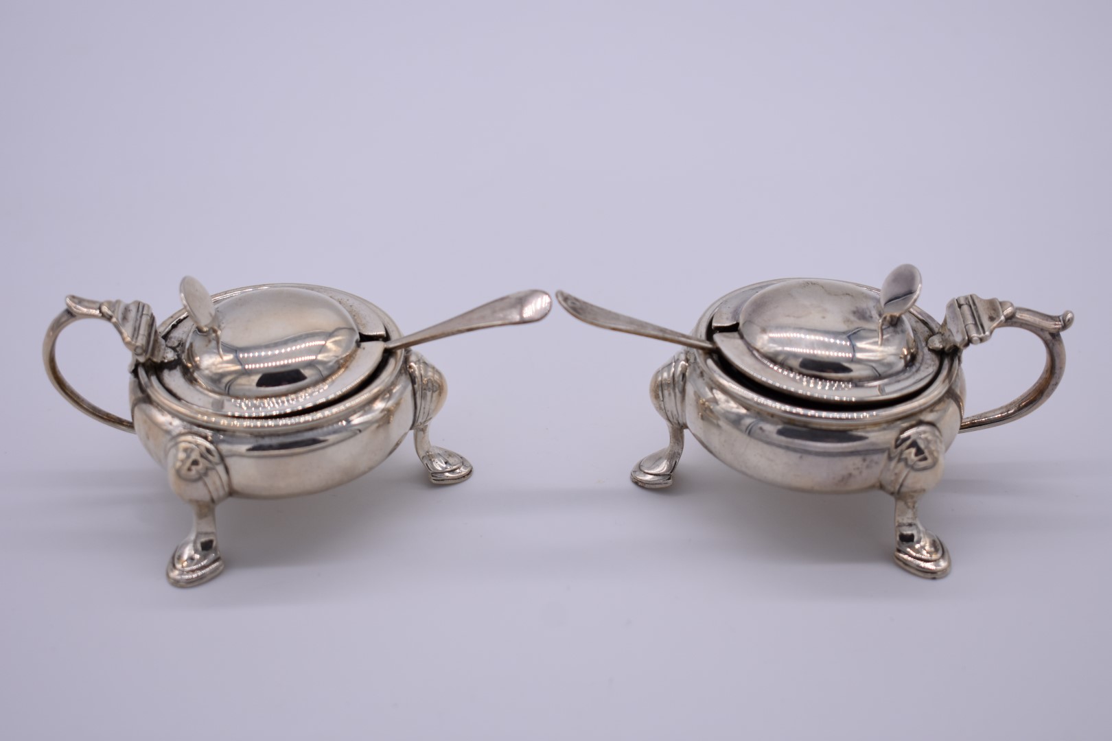 A pair of silver mustards, by Horace Woodward & Co Ltd , London 1910, 227g.