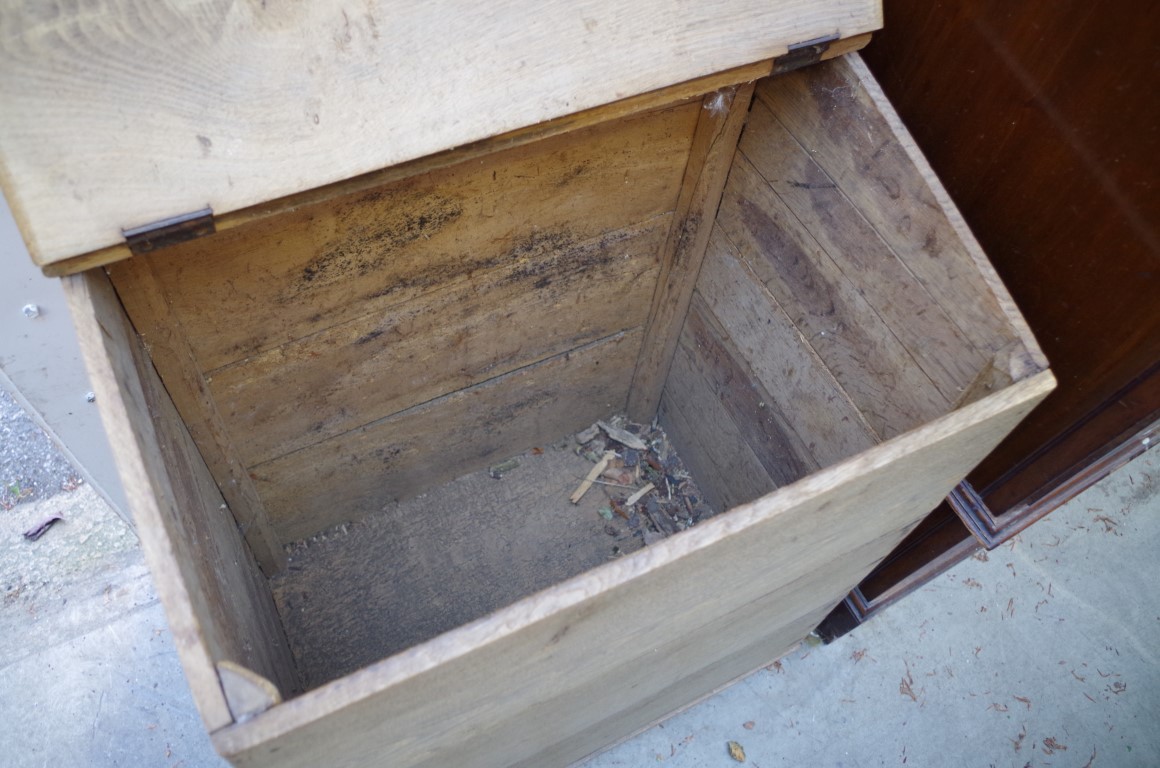 An old oak log bin, with hinged top, 64cm wide. - Image 2 of 2