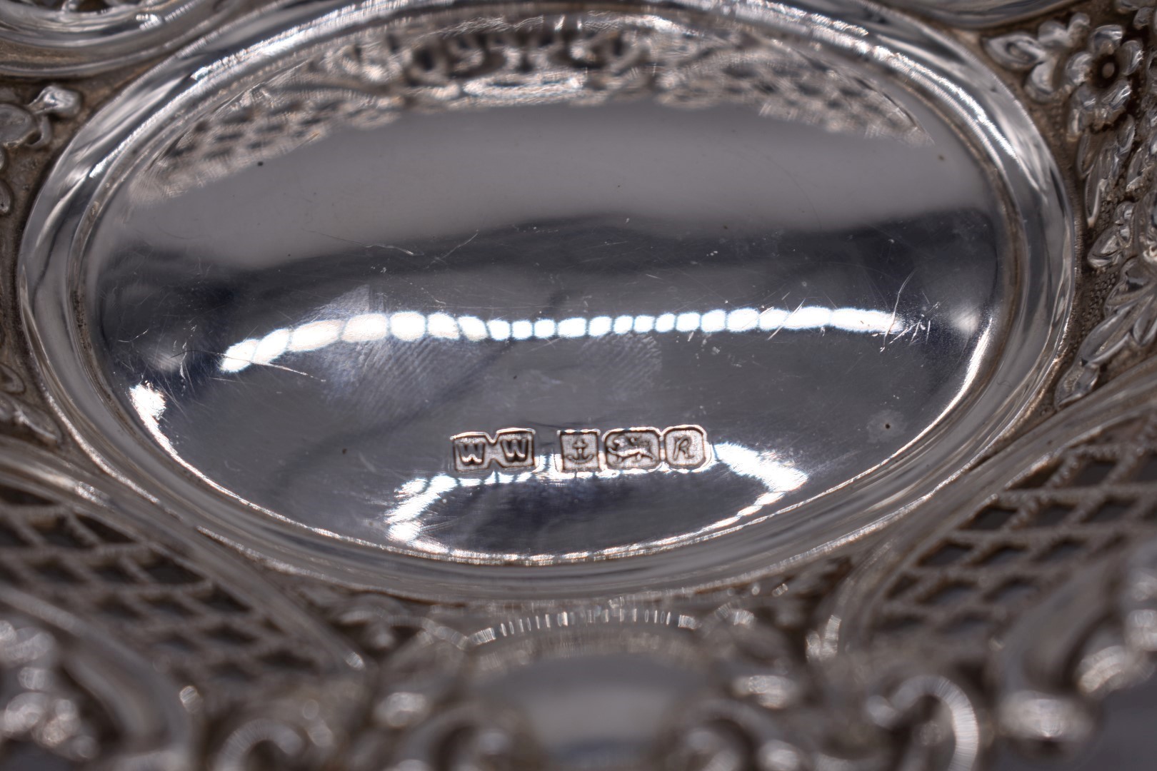 A silver oval bonbon dish, by Whitehill Silver & Plate Co, Birmingham 1991, 15.4cm, 85g; together - Image 2 of 3