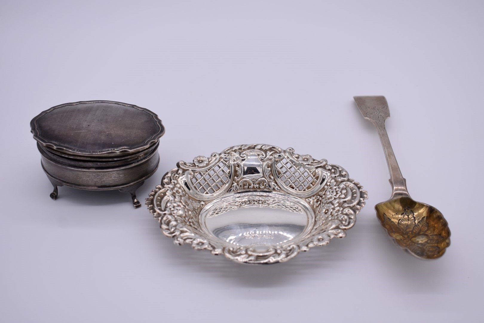 A silver oval bonbon dish, by Whitehill Silver & Plate Co, Birmingham 1991, 15.4cm, 85g; together