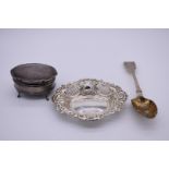 A silver oval bonbon dish, by Whitehill Silver & Plate Co, Birmingham 1991, 15.4cm, 85g; together