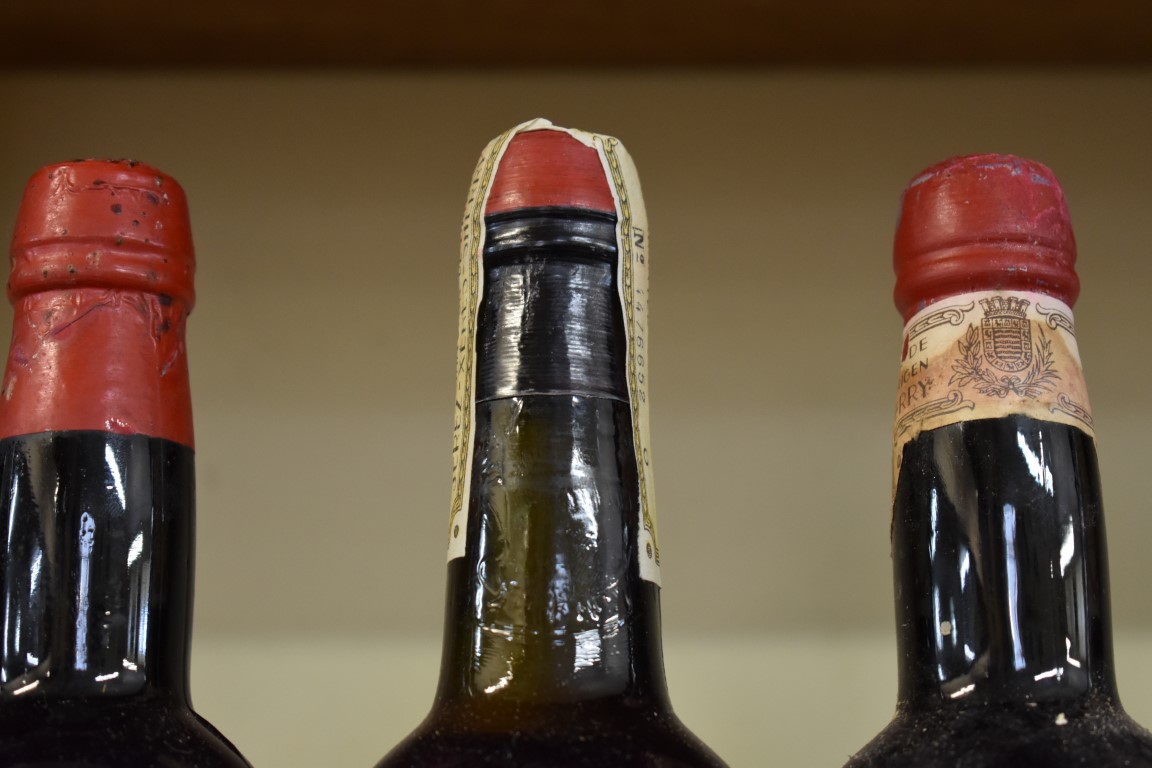 Six half bottles of Tres Cortados sherry, Antonio de la Riva, 1940s bottling. (6) - Image 2 of 5