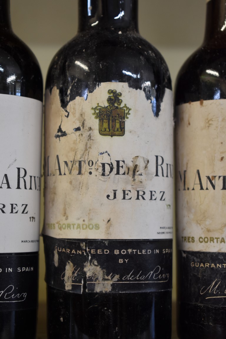 Six half bottles of Tres Cortados sherry, Antonio de la Riva, 1940s bottling. (6) - Image 4 of 5