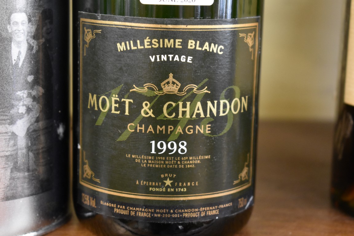 A bottle of Moet 1998 vintage Millesime Blanc champagne, in metal tin. - Image 2 of 3