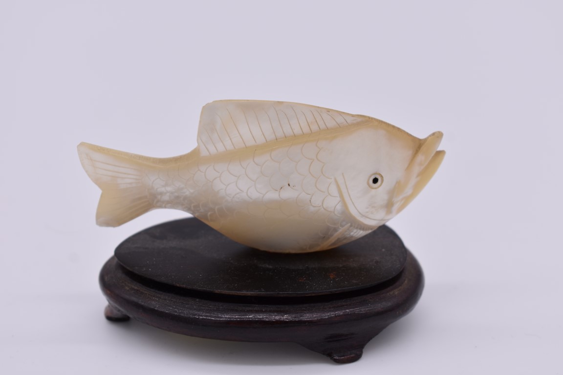 A Chinese carved mother-of-pearl fish, on wood base, 8.5cm long. - Image 3 of 4