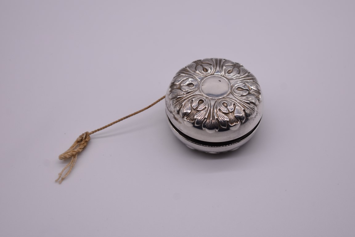 A sterling silver mounted yo-yo, by Gorham, 5.5cm diameter.