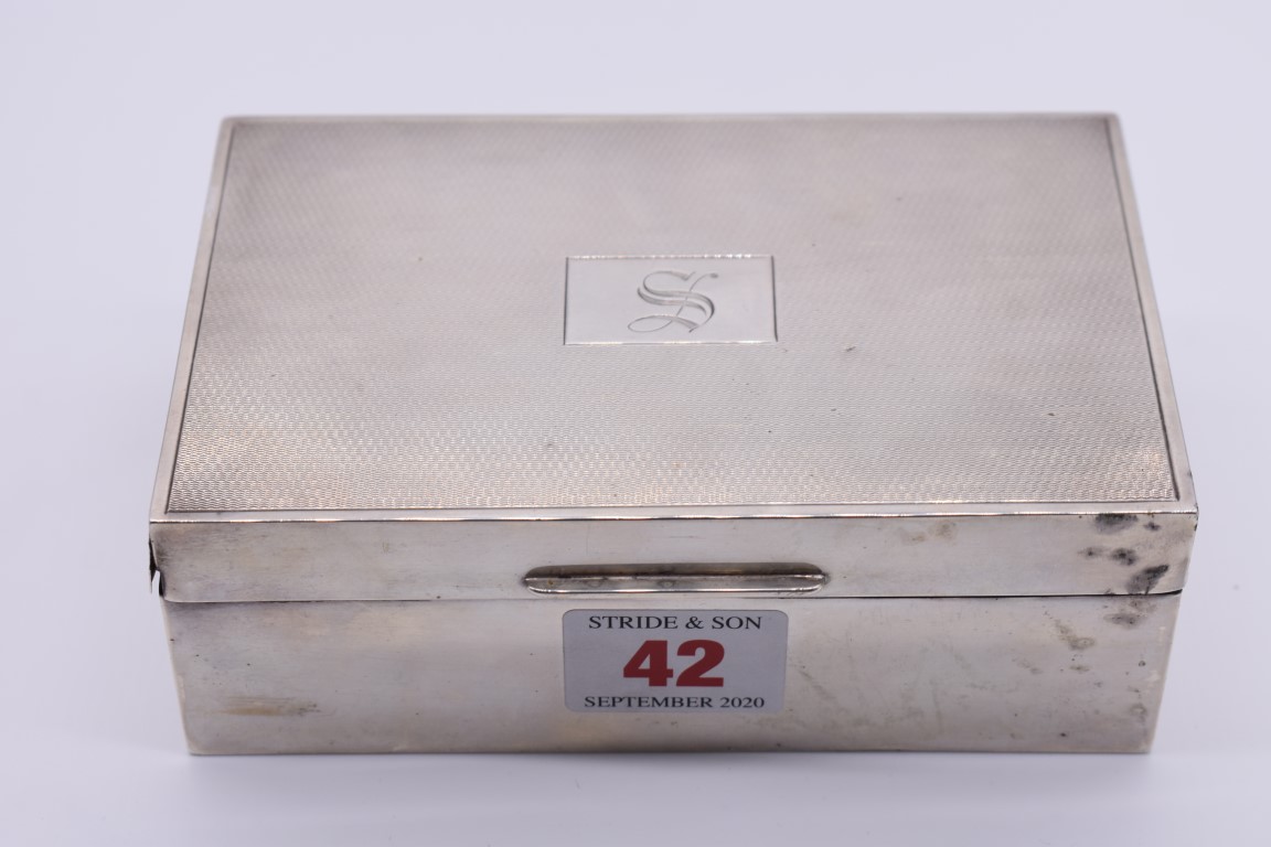 An engine turned silver rectangular cigarette box, by William Comyns & Sons Ltd, London 1944, 14 x